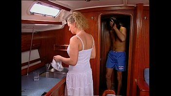 play Une grosse femme pénétrée par son mari sur un yacht