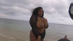 play Ebony Goddess verbijstert in sensuele BTS -shoot van het strand door brandhousexxx