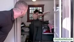 play La hijastra adolescente morena Miranda Miller le hace una paja y una mamada a la gran polla de su padrastro