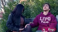 play ROOKIE-JAGD nach einer geschiedenen MILF! Auf der Straße Schwänze lutschen und mit einer vollbusigen Brünetten wild werden