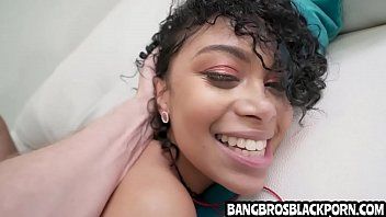 play Baiser avec une femme noire créée qui a l'air bien sur la bite