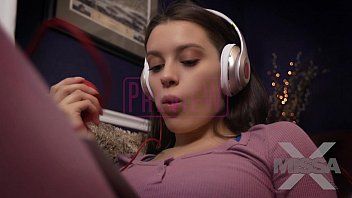 play Luister naar muziek en verlangt naar neuken met de mooiste jongen
