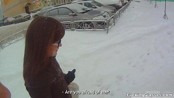play Non vuole fare sesso sulla neve perché nevica violentemente e fa sesso in hotel