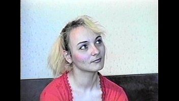 play Romanca se dezbraca singura si face sex hardcore cu gagicul ei