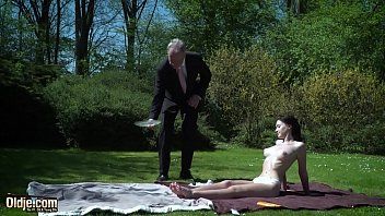play Une brune cardée par un vieil homme sur l'herbe verte