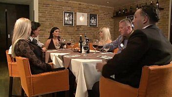 play Sie ist nur eine Schlampe, die mit ihrem Mann Sex im Badezimmer des Restaurants hat