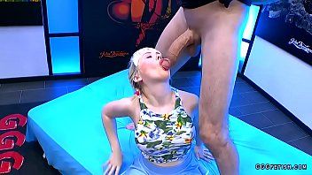 play Sexy blondine neemt lul in poesje met maximaal gezichtsorgasme