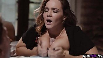 play Le encanta sentir la polla entre sus tetas