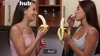 play Doua lezbience adolescente se satisfac cu degetele si limba