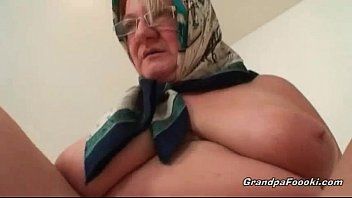 play Film porno con la buona vecchia suocera che succhia il cazzo all'inferno