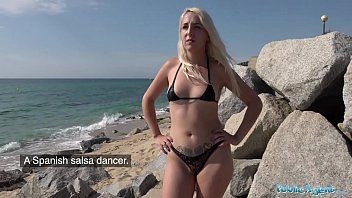 play La blonde au plaisir de la bite fait du porno sur le grand rivage