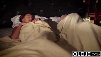 play Verdammte Schlampe braucht immer Schwanz Teen Sex mit Opa