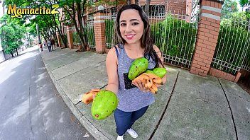 play La vendedora me hace follarla duro en casa