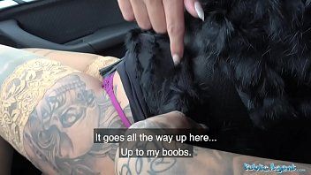 play Deutsche Schlampe voller Tattoos wird im Auto gefickt