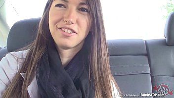 play Blazen in een auto met een blond schoolmeisje
