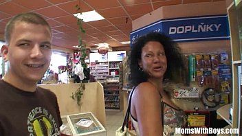play Hardcore porno in het openbaar met een roodharige met een oorbel in haar navel