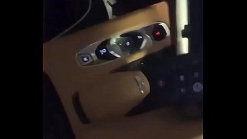 play Ihr Freund entkleidet ihren Arsch im Auto auf dem Rücksitz
