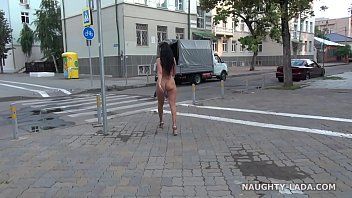 play Ze loopt naakt in het openbaar en voelt zich aangetrokken tot een vreemdeling met een gespannen penis
