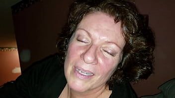play Milf hoer met prachtige tieten geeft orale xxx terwijl ze wordt opgenomen