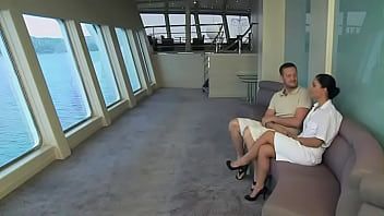 play La fille du village aux gros et beaux seins est assise sur ses genoux et donne du xxx oral à quelqu'un