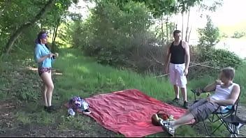 play Der schwarze Penis reicht bis auf die Höhe ihres Mundes, den er lecken muss