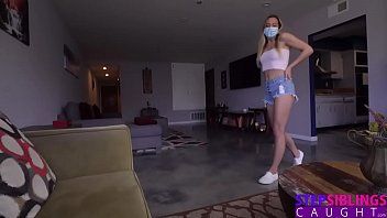 play Ele penetra firmemente em sua bunda até quebrar sua roseta
