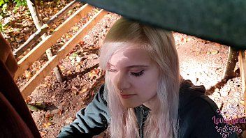 play Ich komme in den Wald und dieses Teenager-Mädchen verspürt den Drang, Oralsex zu machen und einen zu machen