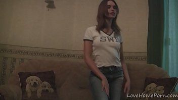 play La giovane donna è molto contenta di vederti