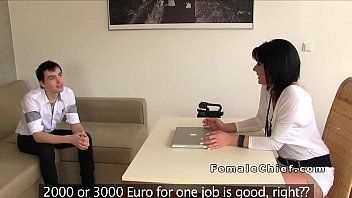 play Matura bruneta penetrata la un interviu de un student