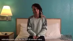 play Das niedergeschlagene Babe Allie aus dem Mittleren Westen kehrt nach einer bösen Trennung aus der POV-Perspektive zum Porno zurück