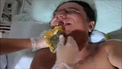 play Îmi epilam barba fierbinte pentru o filmare porno amatoare dureroasă cu Bluezao
