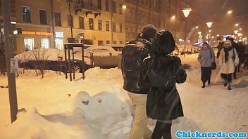 play The spectacled blonde hangs on the street by a negro and penetrated