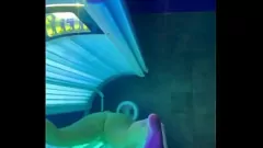 play Ally White de Moreta Milf no puede resistir la masturbación pública en la cabina de bronceado