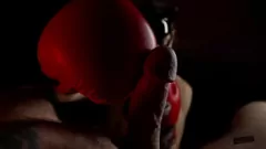 play Maîtresse domine avec des gants de boxe et une pipe intense