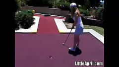 play Petite bionda adolescente "Little April" si diverte all'aperto